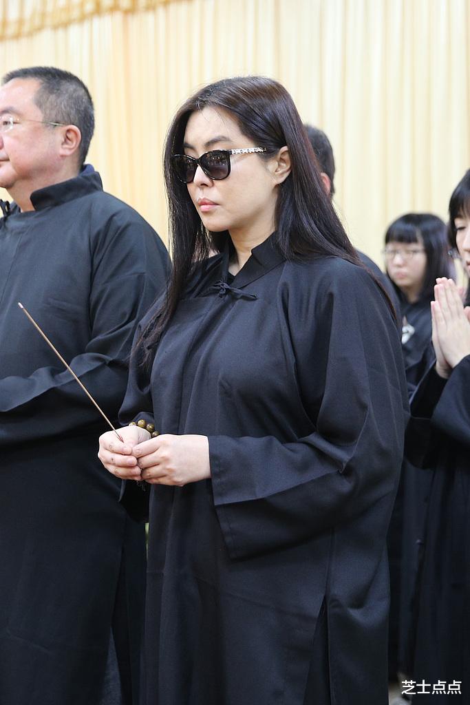 王祖贤温哥华开艾灸馆:58岁素颜状态引热议