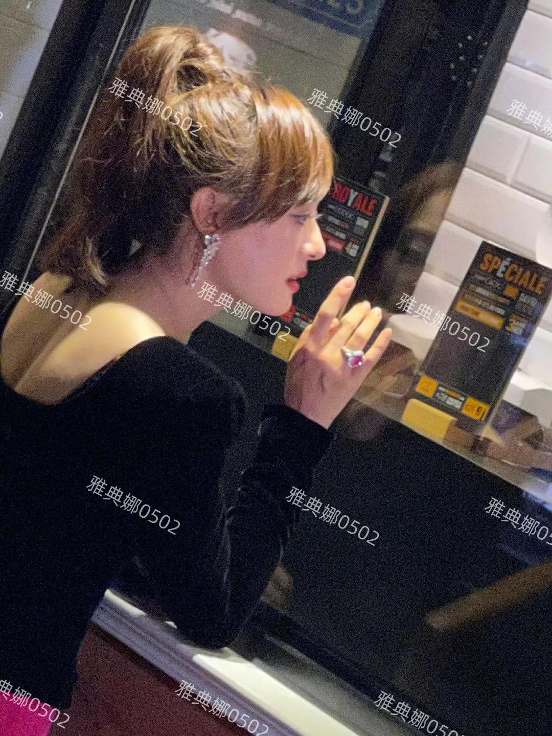 孙俪瘦了好多下颌线好清晰，今晚W盛典黑与玫红相间的高定美翻了