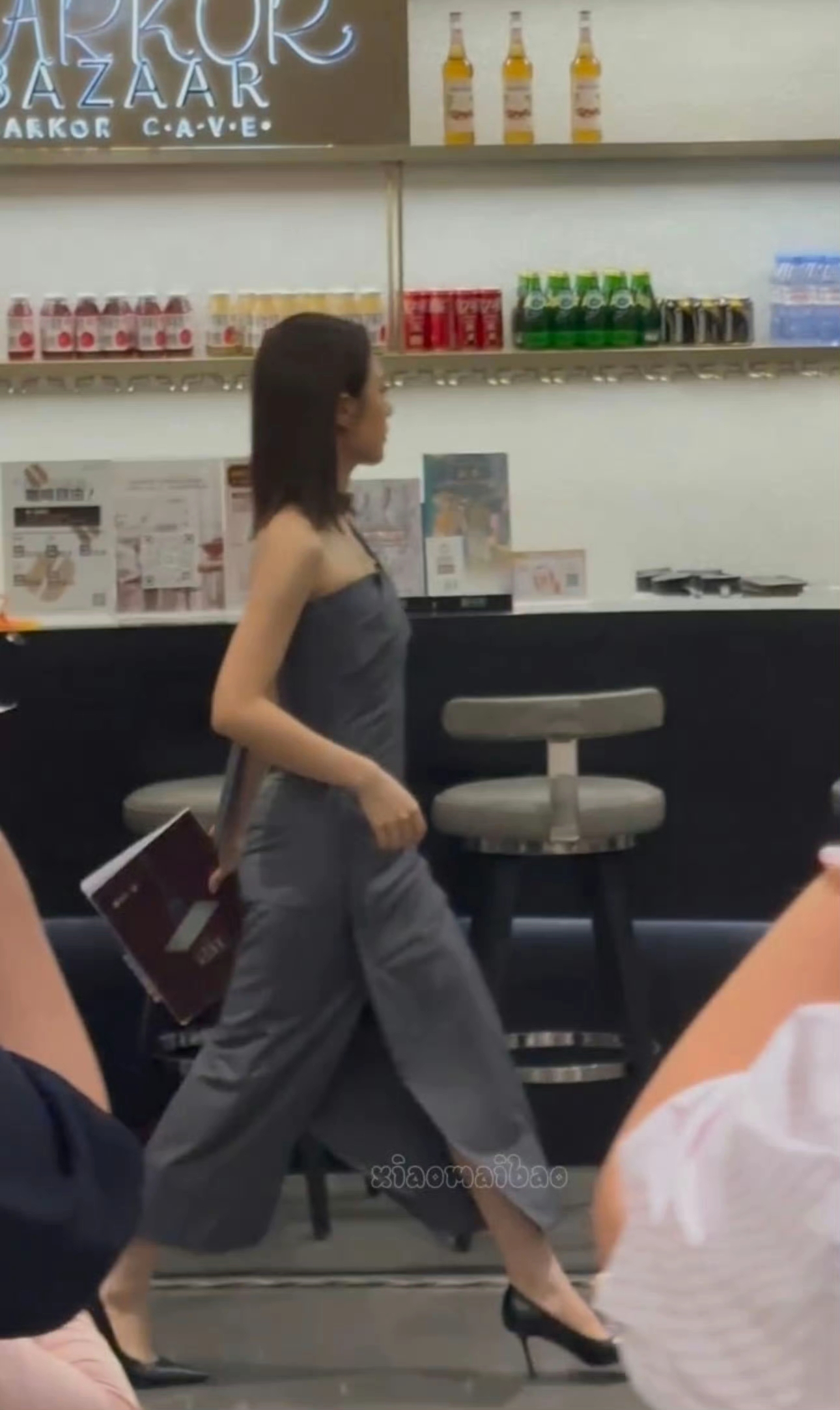 赵今麦拍戏被偶遇,短发搭挂脖灰色长裙高跟鞋,完全干脆利落高贵