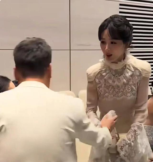 44岁宋佳做梦也想不到,一场白玉兰奖,她成了赢家,更火的是杨紫