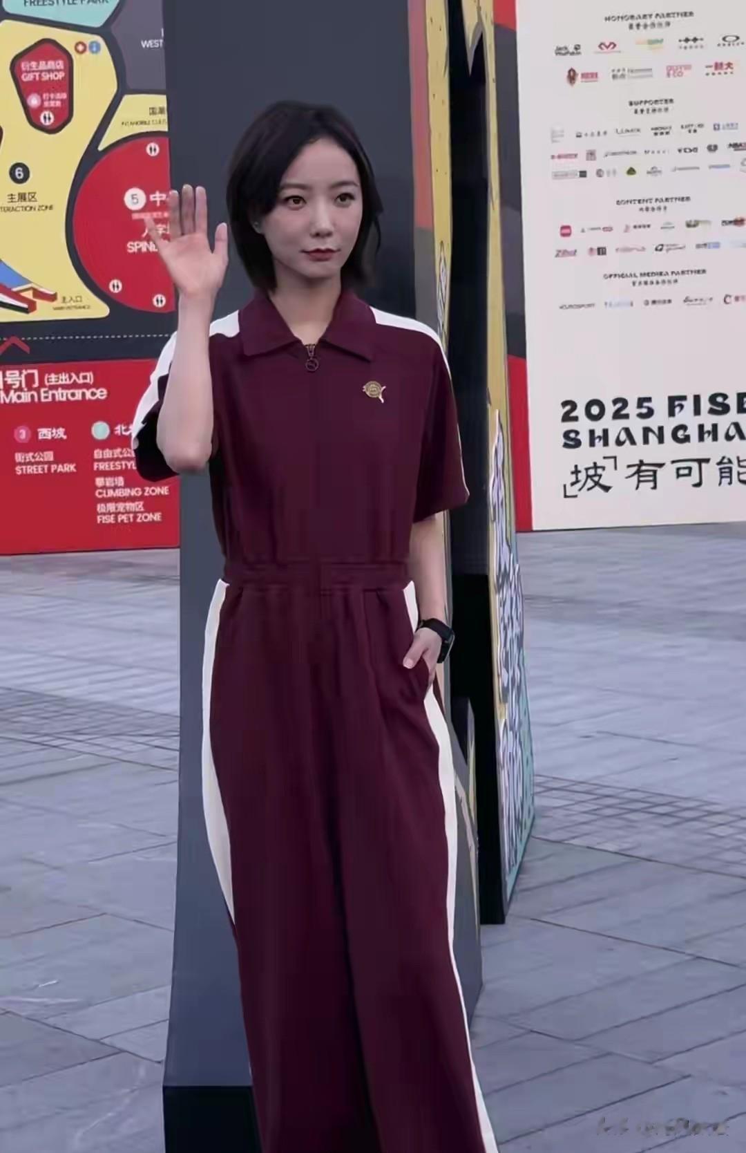 王珞丹把运动嘉年华穿成秀场,酒红连体裤+干练短发,活力值拉满