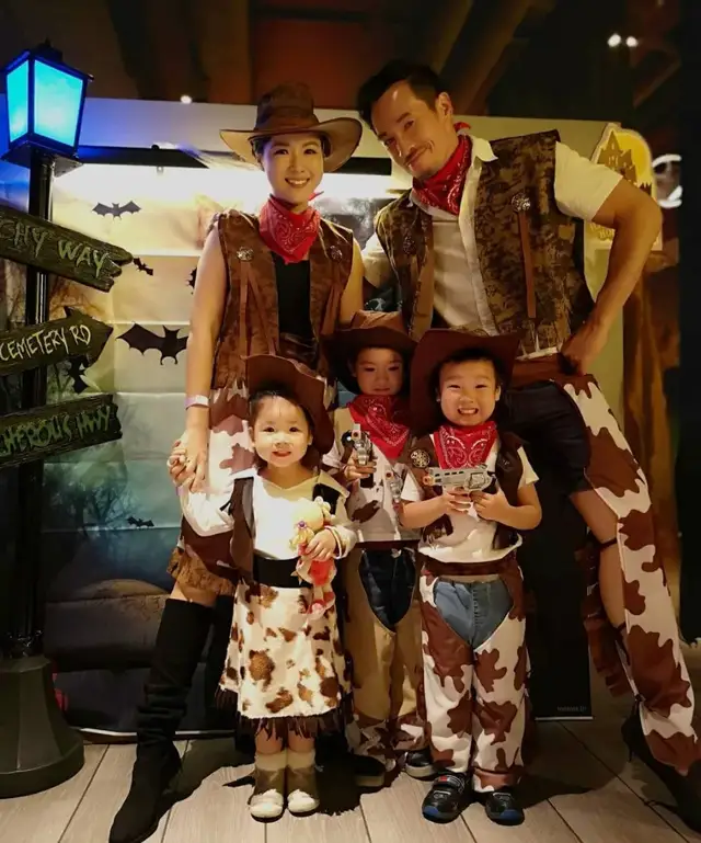 54岁“港剧男神”被曝养家压力大，网友喊话：请放老婆出来演戏！