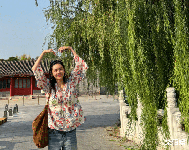 秋瓷炫和老公逛街，身材细成丈夫一半，于晓光跟在身后寸步不离