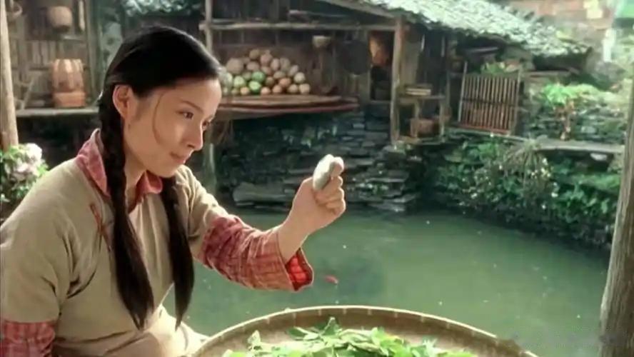 她26岁成了双料影后，嫁给靳东后，高龄生子被丈夫宠成手中宝