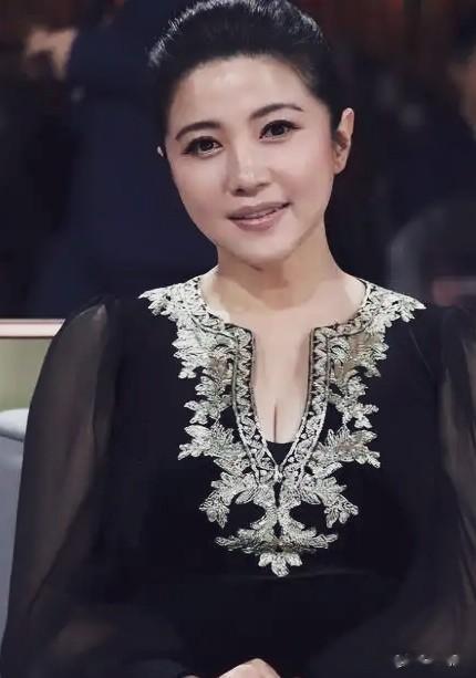 颜丙燕隐藏太深！魔鬼身材从不炫耀，这才是娱乐圈真女王