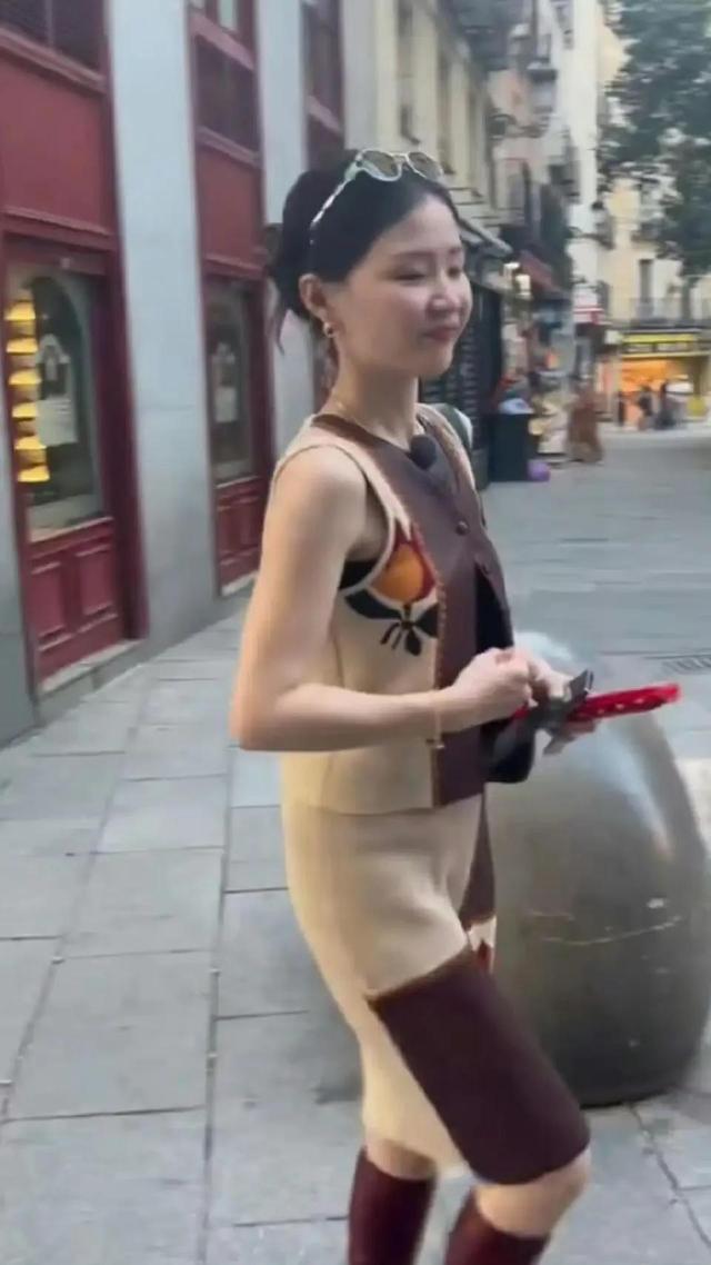 金靖，不要怀疑任何一张能进娱乐圈的脸，现实中好瘦好美好白