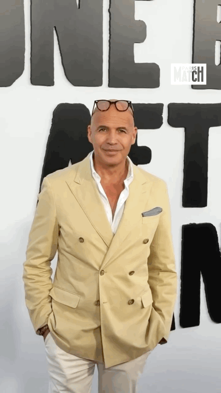 小李子带女友和爸妈来电影首映礼,他瘦回来了,女友斜眼看他妈妈