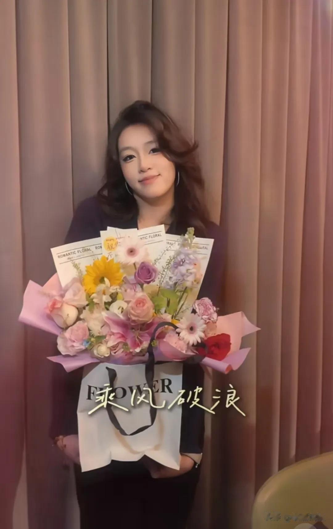 43岁于明加给女儿庆生，女儿比妈还美，嫁高管老公生俩女被宠成宝