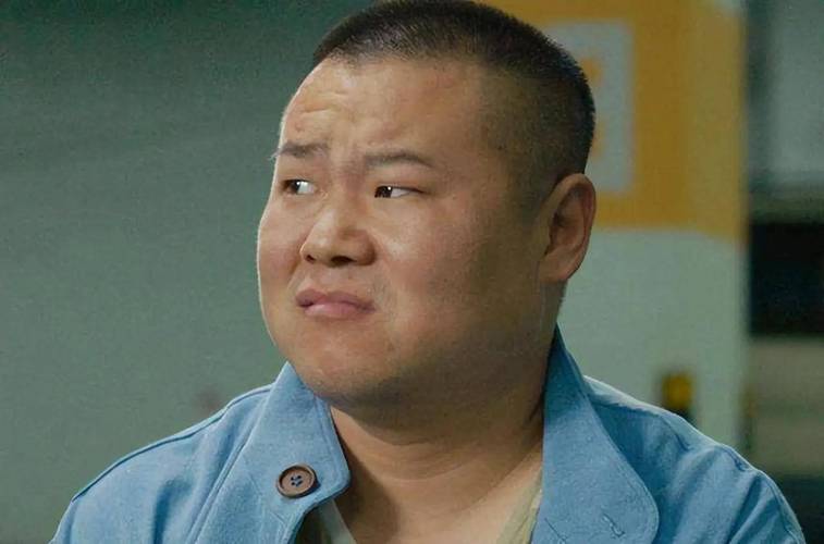 钱再多有什么用？官媒出手揭岳云鹏夫妇真实现状，走上于谦的老路