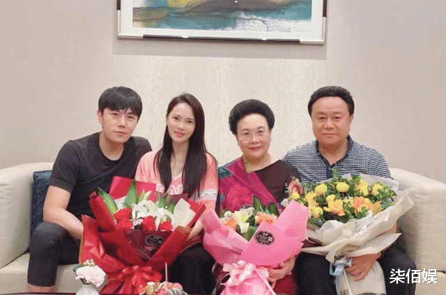 伊能静老公儿子录综艺，秦昊有意当陪衬，恩利走最前面似顶流