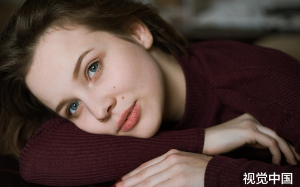 豪门认亲宴上，爸妈哄我替假千金嫁给纨绔老男人，我还没说话，假千金却掀桌带我逃婚了