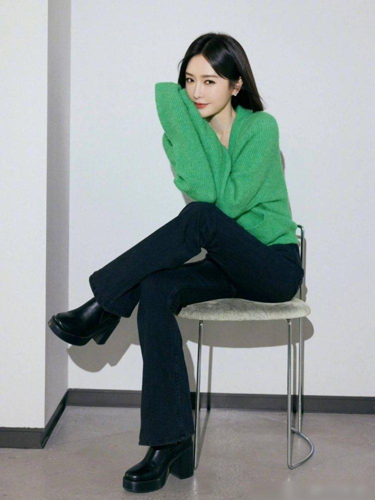 44岁秦岚松弛感穿搭，原来不露腰、不露腿的穿法，也很时尚洋气