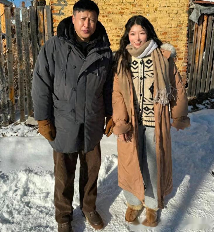 56岁张国强现身农村探亲被偶遇，看起来胖了好多，脸好圆润