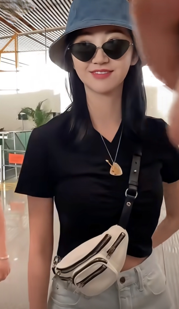 景甜现身机场，黑T配短裤长发披肩，温柔又漂亮