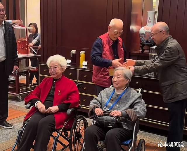 张勇手91岁生日!陈宝国送鲜花,待人接物超有细节,不愧是艺术家