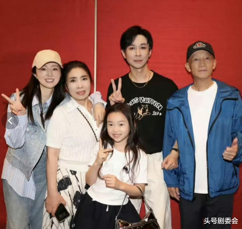 董璇再婚后近况被曝，脸肿满是褶子很显老，与丈夫分居遭倪萍挑拨