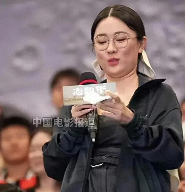 霍思燕一脸富婆相,胖得眼睛都快没了,没有一点女明星形象了!