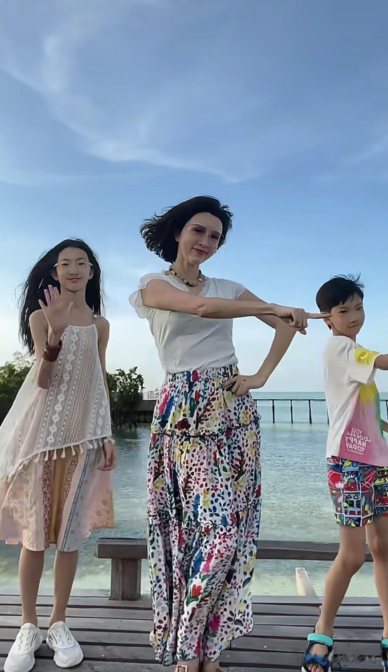 50岁金巧巧和儿女一起跳手势舞!她身材苗条,颜值太抗打了