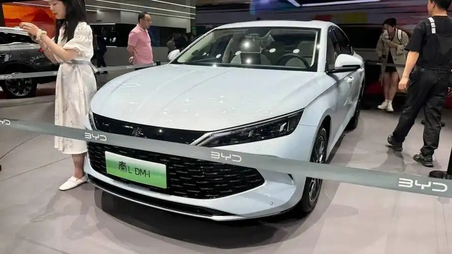 比亚迪杀疯了，100公里只要2.9L油，定价9.98万的秦L，实在是太香
