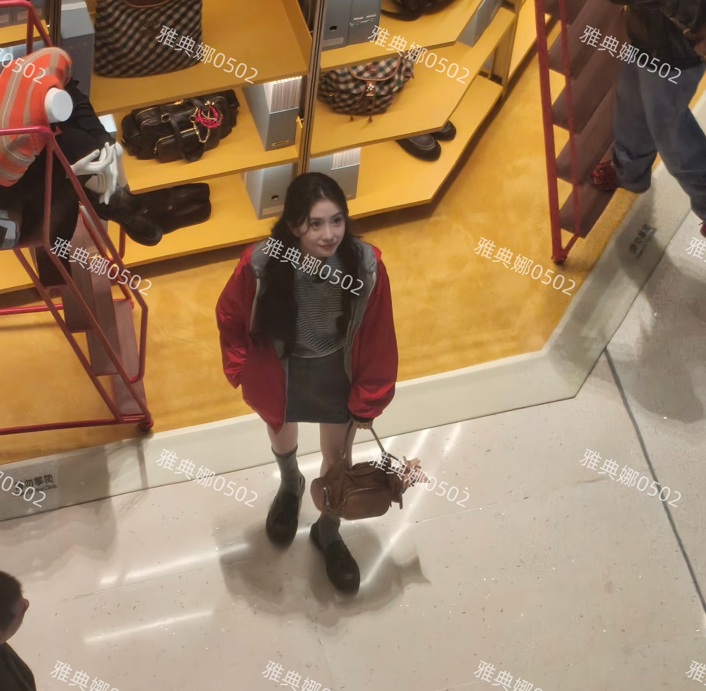 杨幂看看吧，刘浩存这种20出头的女孩才是真的有少女感，本人好灵