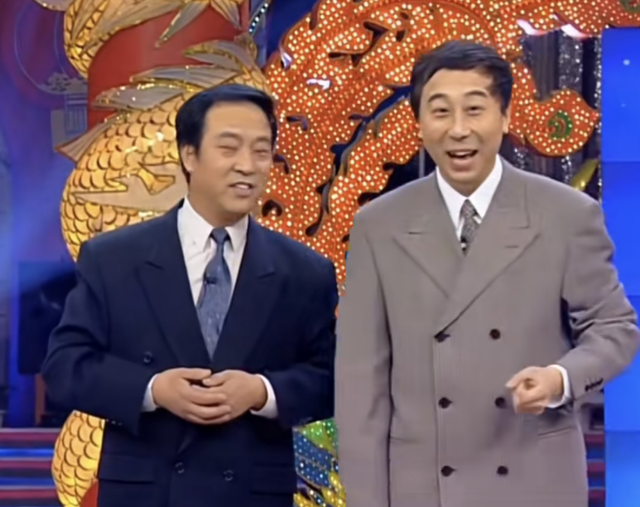 76岁牛群坐地铁被偶遇！满头白发老态尽显，变化太大难认出