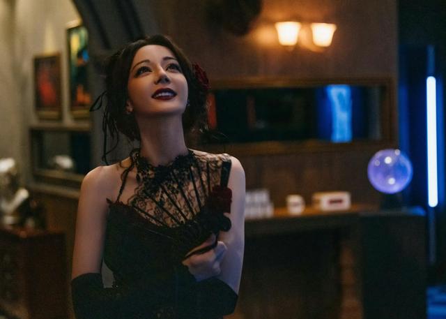 迪丽热巴,冷艳娇媚,大红唇性感迷人