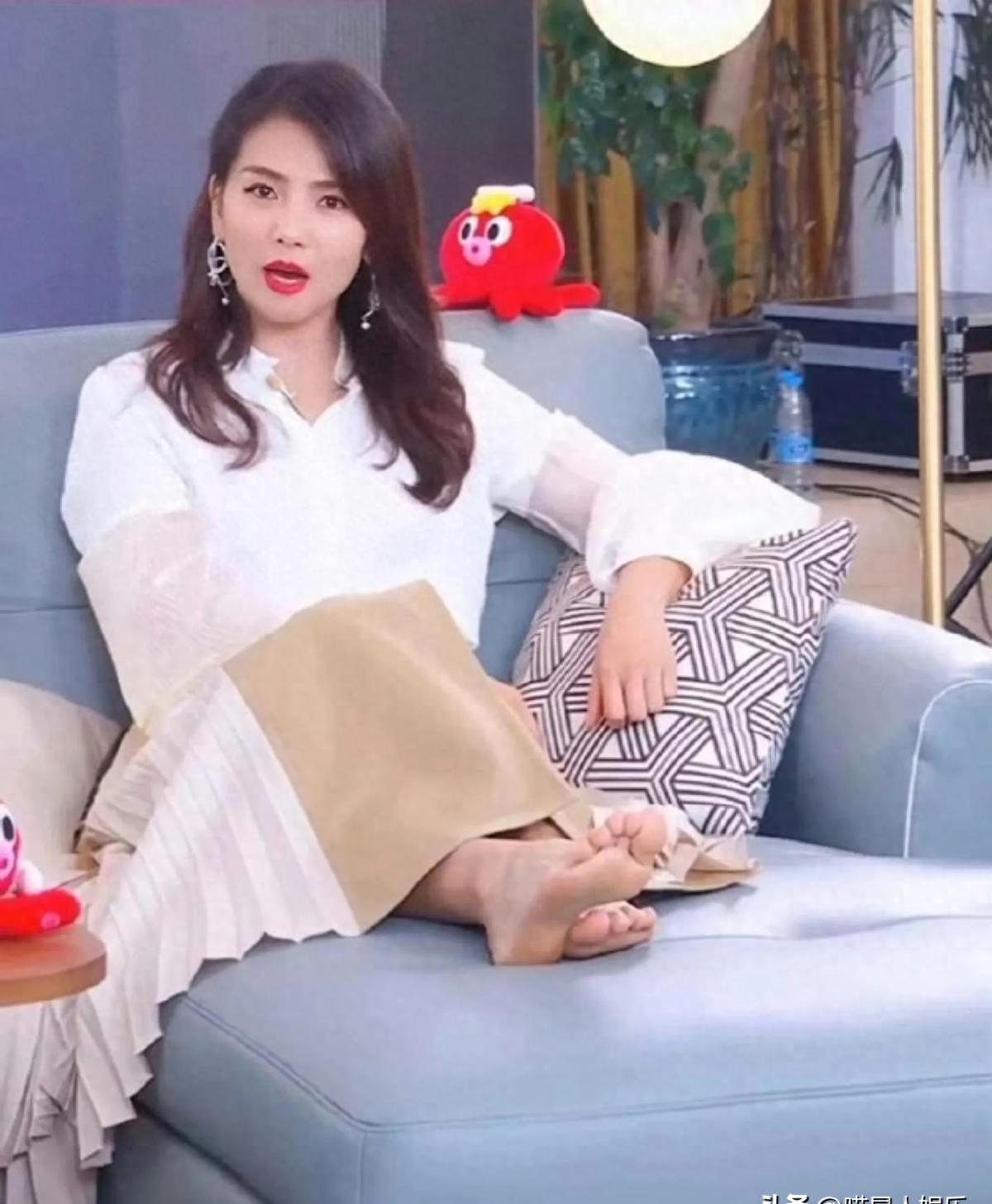 刘涛直播时忘穿鞋,光脚的样子很随性,爱了爱了
