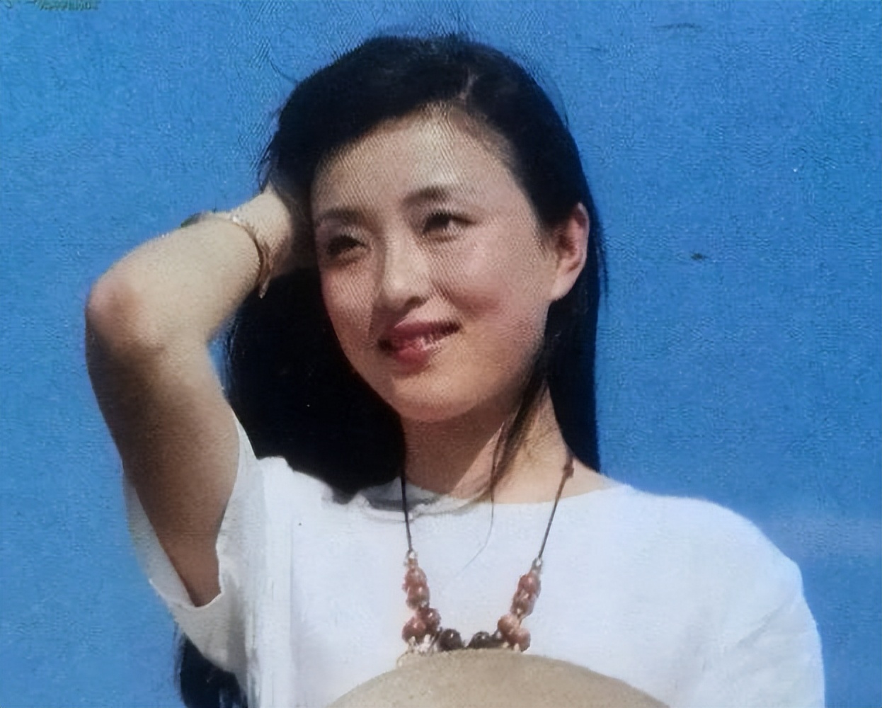 凤凰落地？57岁央视主持人上海参加活动，脸肿皱纹多，假发套抢镜