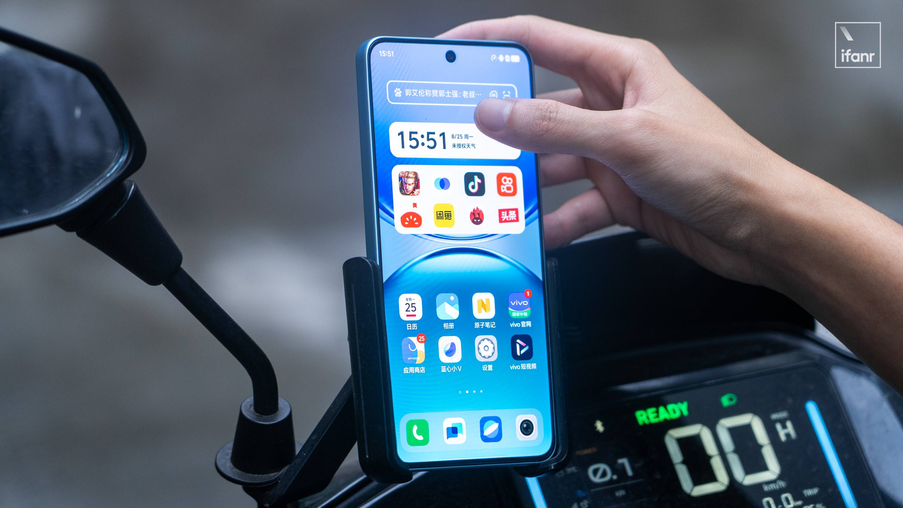 金標充電寶，帶手機功能 | vivo Y500 上手體驗