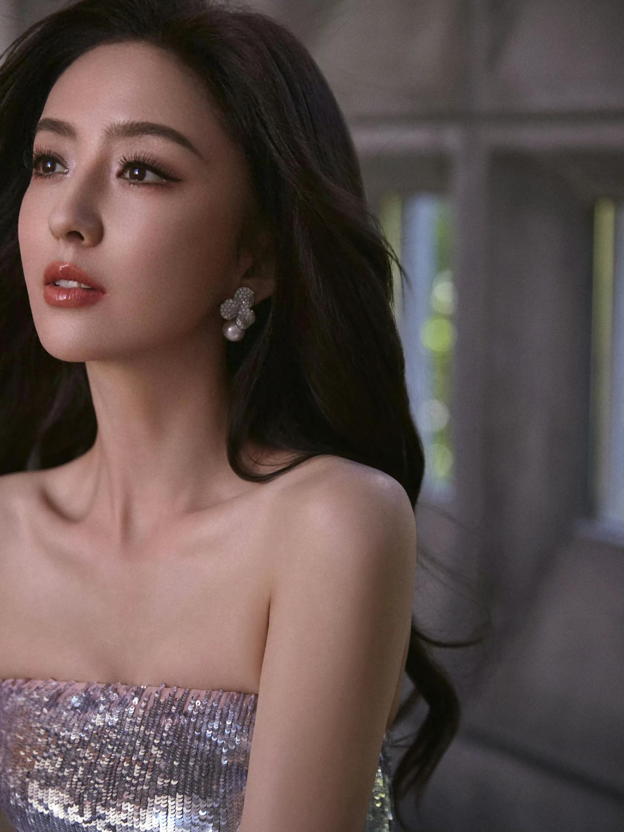 佟丽娅羽毛裙超美