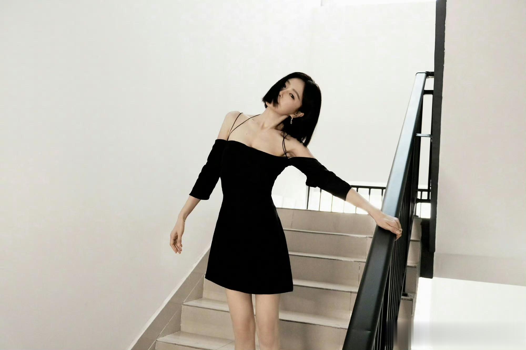 秦岚黑裙造型：优雅与性感的致命吸引力