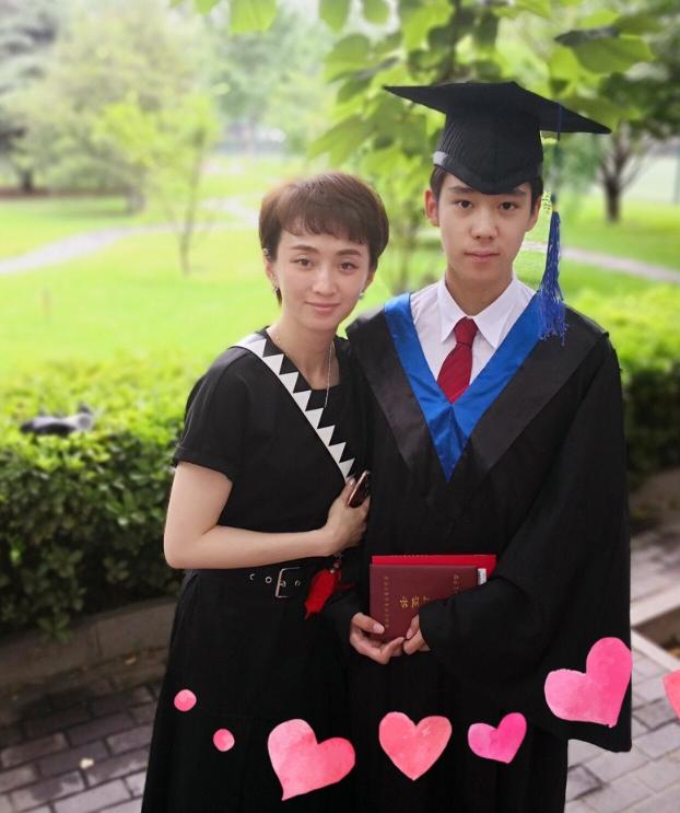 61岁许亚军近况曝光，未参加何晴葬礼，曝许何与后妈张澍真实关系