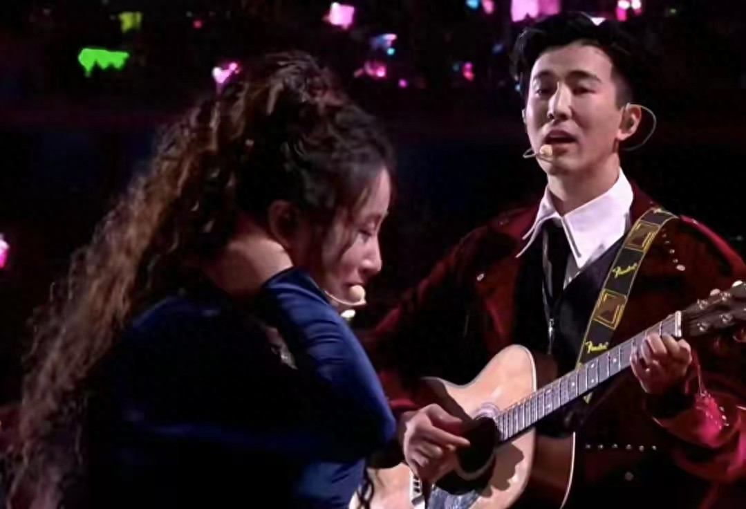 甜炸了!李川跨年舞台求婚锤娜丽莎,两人哭成泪人,当众亲吻!