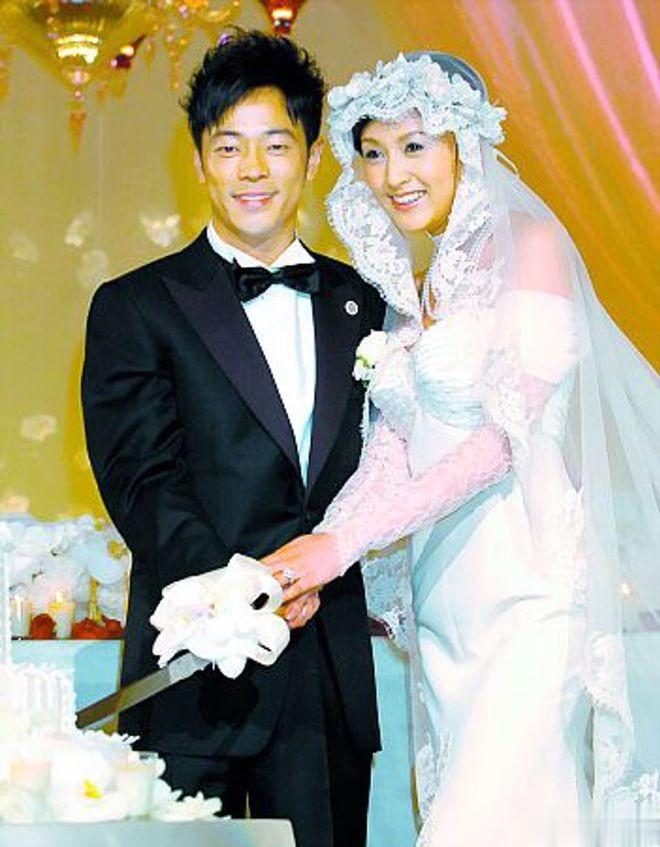 54岁藤原纪香风韵犹存很迷人，有过2段姐弟恋婚姻，无儿女成遗憾