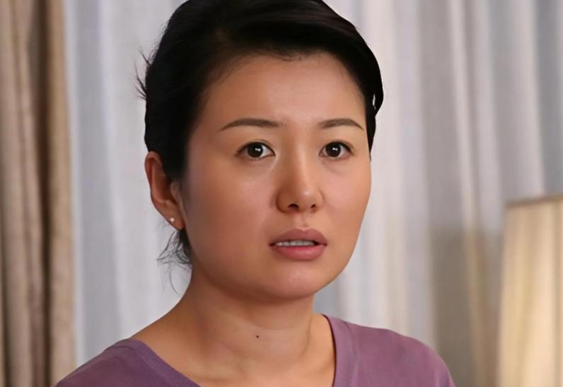 二婚嫁大13岁杜志国后,定居武汉素面朝天很自信,继子杜淳成心病