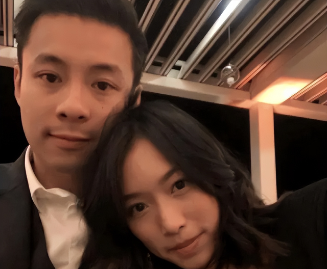 霍启仁举办订婚宴！未婚妻手握红包笑得开心，网友：比不上郭晶晶