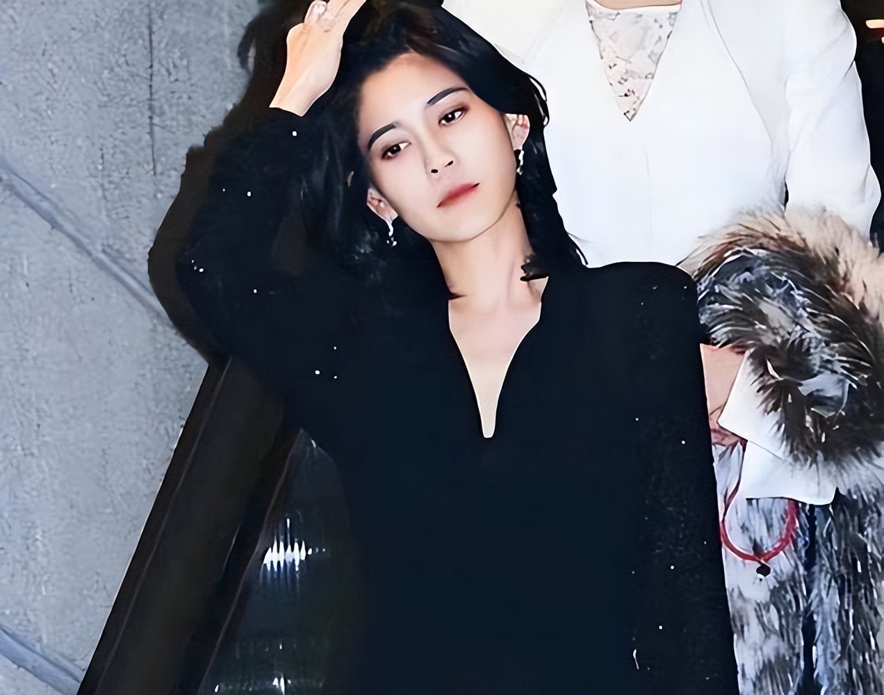 三星集团大公主近照流出，脸肿皮松走路外八字，家族遗传病爆发