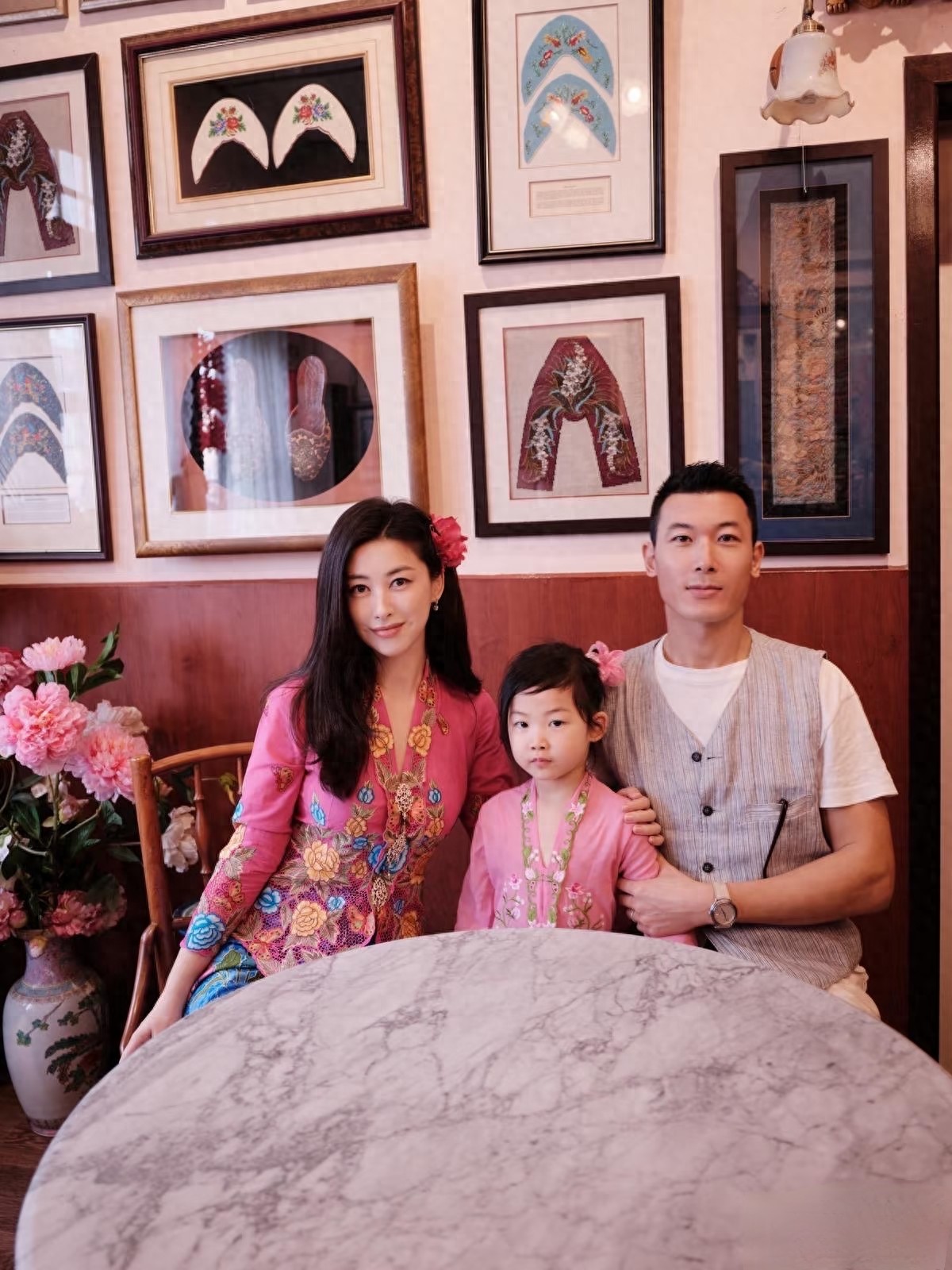 朱珠分享一家三口新加坡游玩美照，好温馨幸福