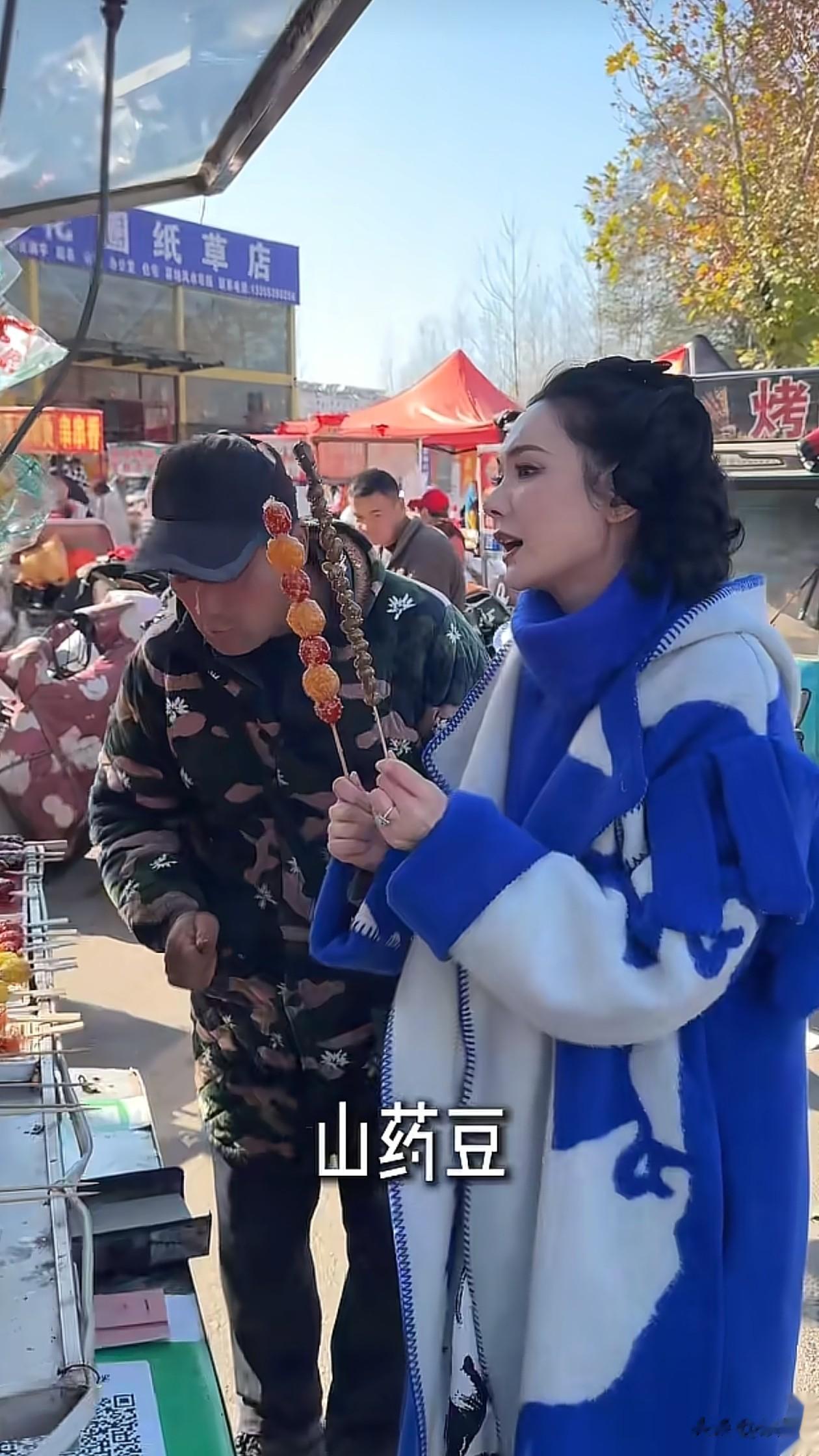 48岁程莉莎穿拼色大衣去赶集！大口吃肉看着都香，好接地气啊