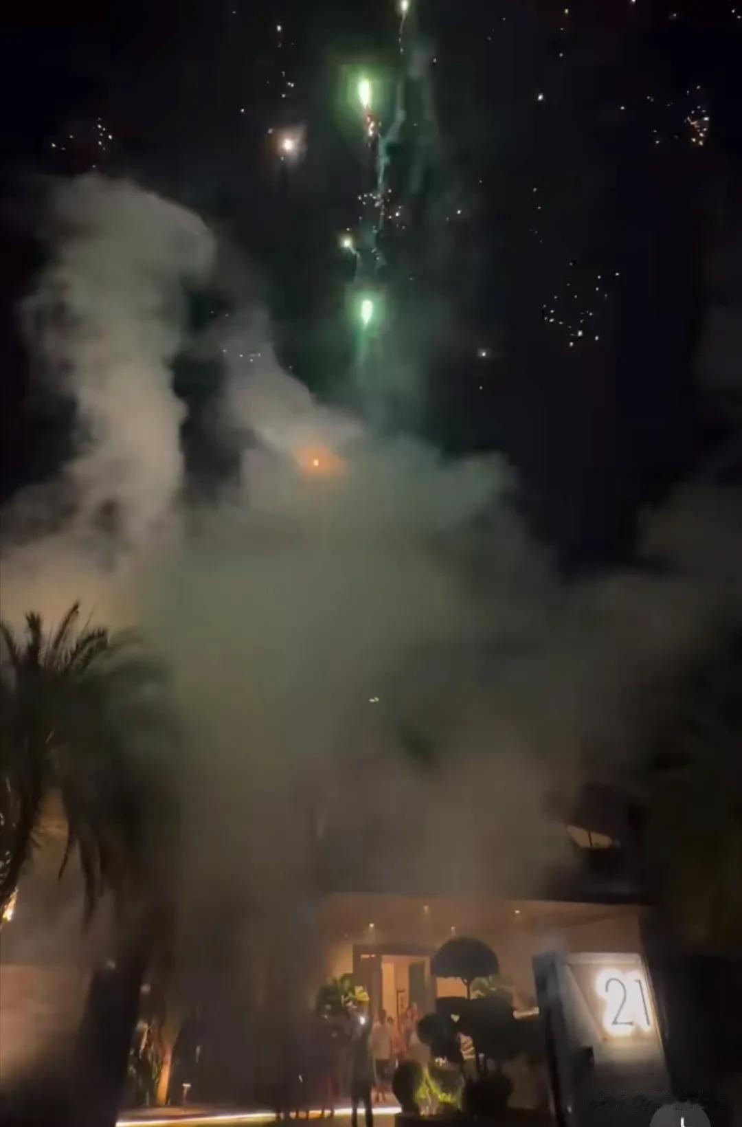 吴尊带家人回文莱跨年，豪宅好气派，本人大秀八块腹肌的好身材