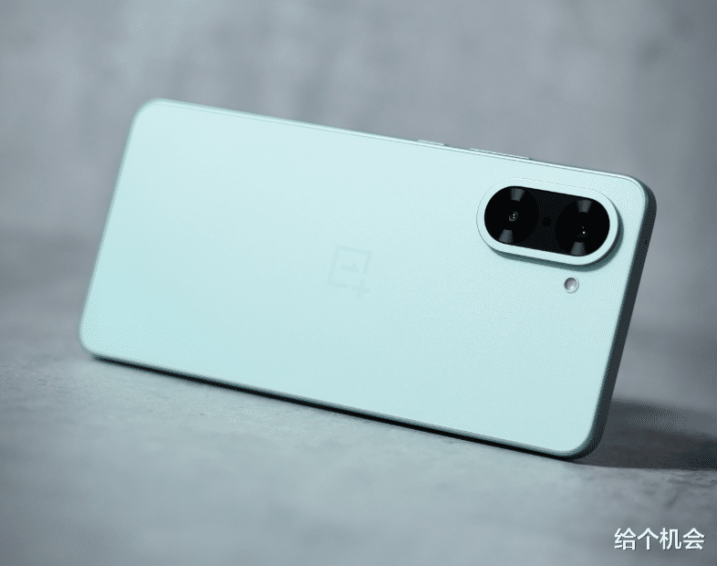 一加续航王诞生，7100mAh+120Hz，仅1529元