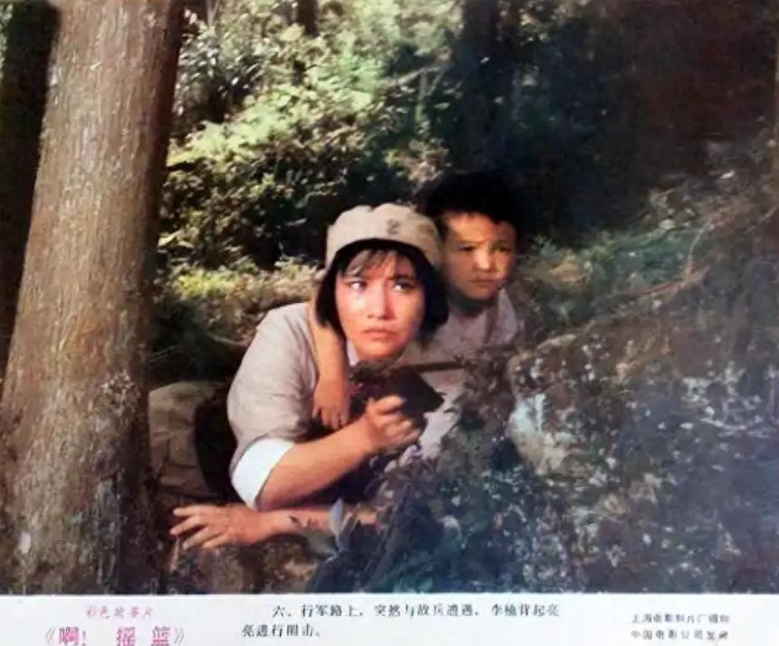 2岁时就火遍全国，却因身高被学校拒之门外，如今49岁已成导演