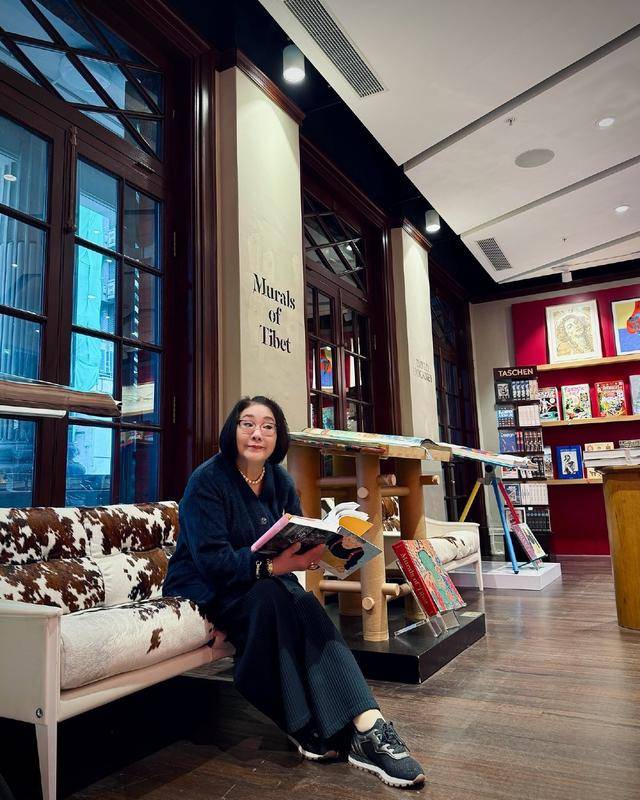 TVB老戏骨晒近况!贵州旅行体验苗族服饰