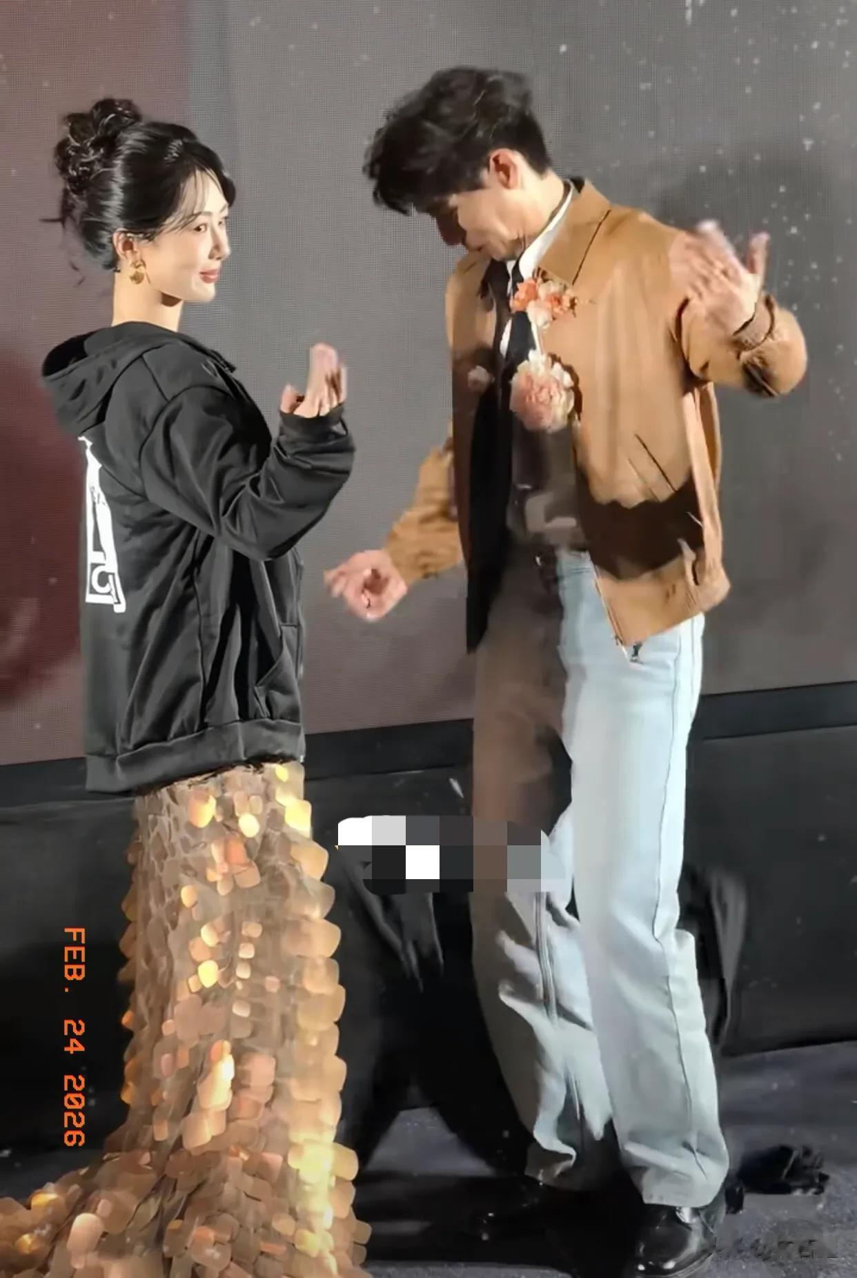 李现与杨紫爸妈穿同款外套，cp粉开心坏了，网友：什么情况？
