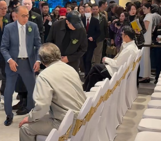 三里屯电影城合影暴露咖位,成龙冯小刚靠边站,c位无人敢争!