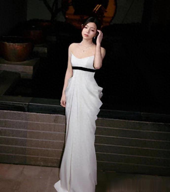 42岁陈妍希惊艳乌镇戏剧节！白裙搭白色西装，又纯又美像24岁！