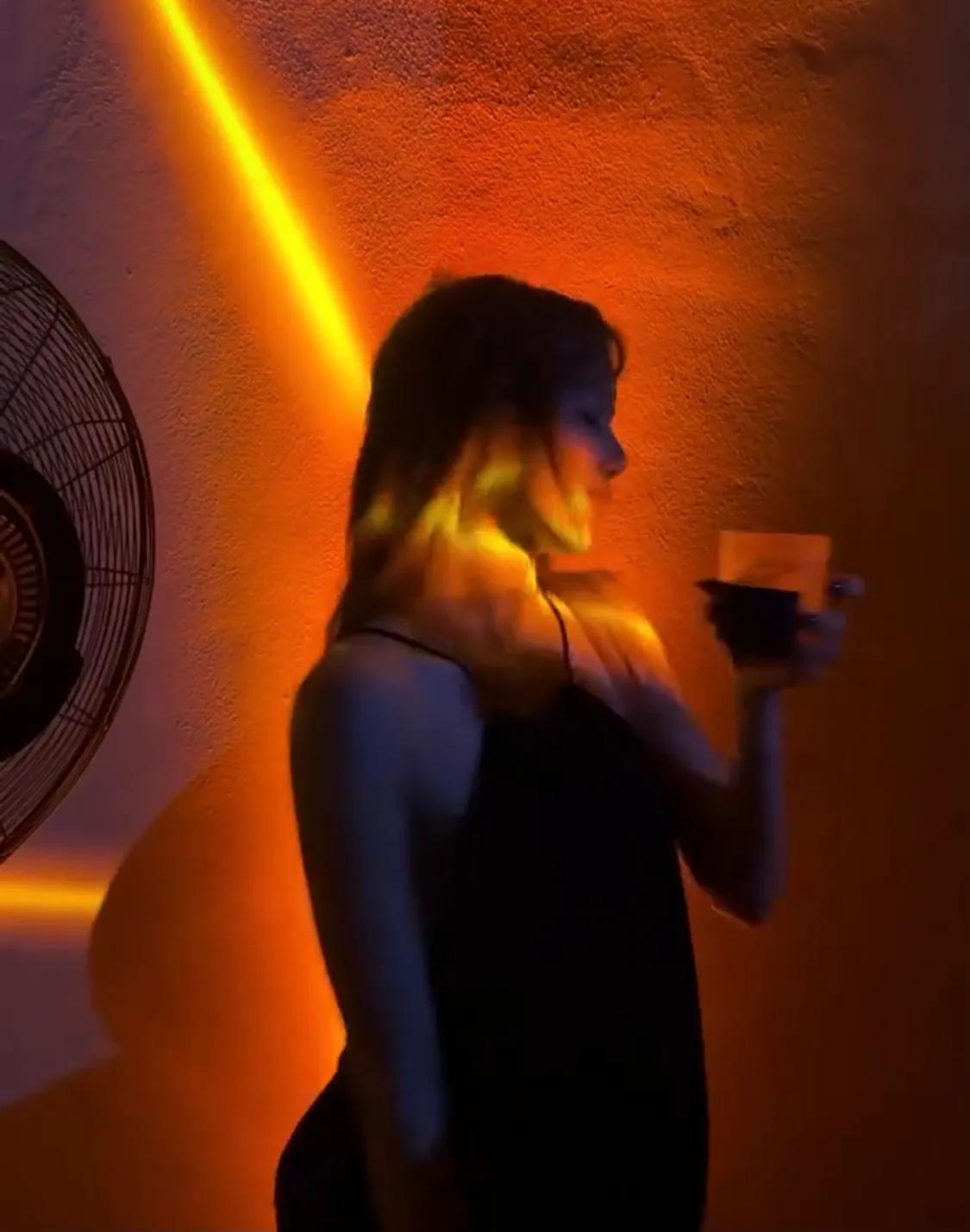 Lisa穿罗意威去蹦迪,她和一群男人出海游玩,她吃饭菜掉一桌子!