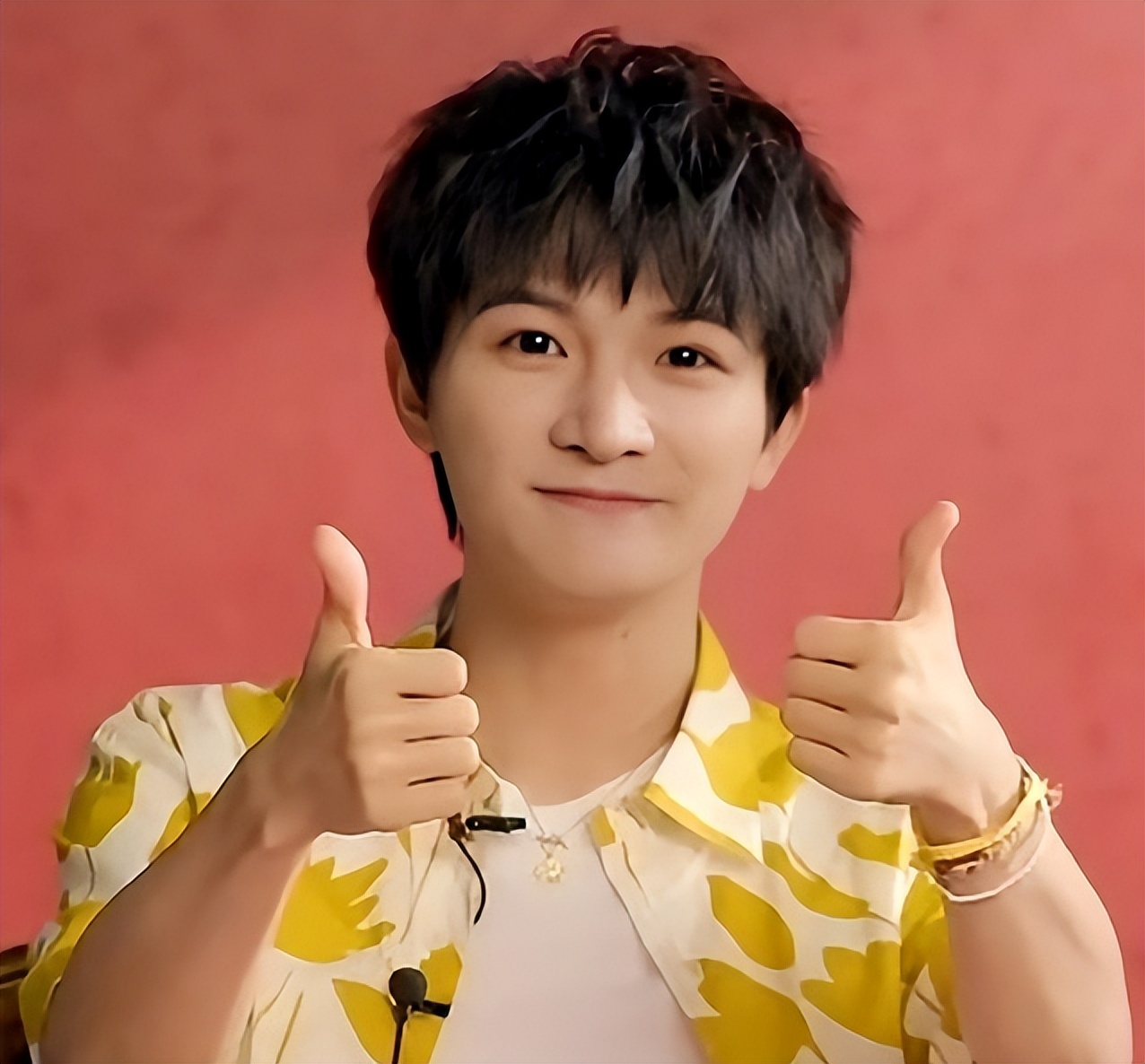 新华社45字评周深春晚表现，不提歌技却一针见血，戳中年歌迷心坎