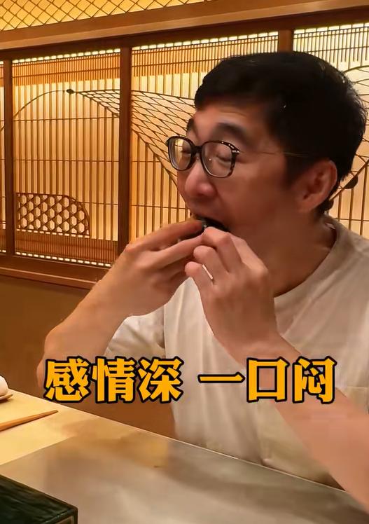 赵胤胤去日本一个人一顿饭花2000元,大口生吃海鲜,陈数养生不吃