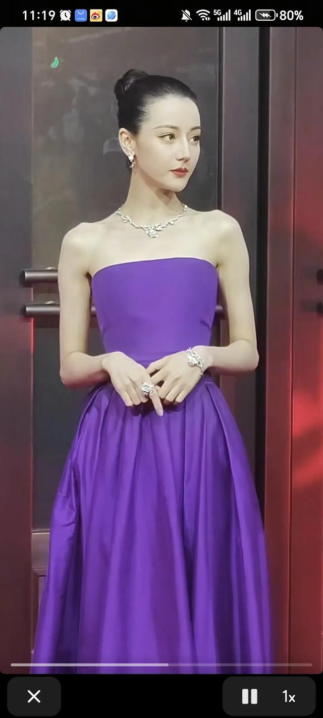 迪丽热巴早年照!小肚子驼背,网友:完美逆袭,看来变美不止医美